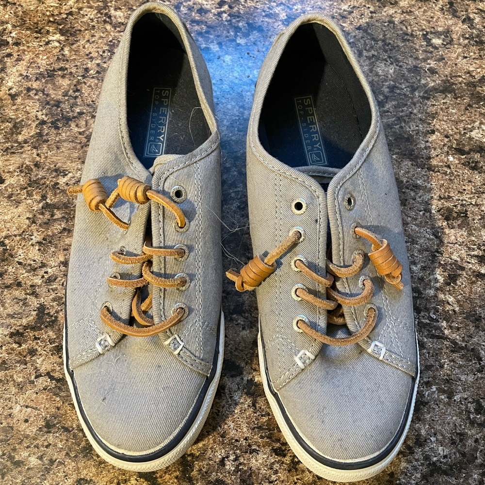 Woman’s Sperrys size 7